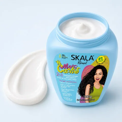 Open Skala Mais Cachos jar with a swatch of the white treatment cream beside it
